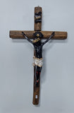 CRISTO NEGRO O SEÑOR DEL VENENO EN CRUZ DE MADERA REDONDA DE 28 PULGADAS DE ALTO / BLACK JESUS CHRIST OR LORD OF THE POISON IN A ROUND WOOD CROSS 28 INCHES TALL